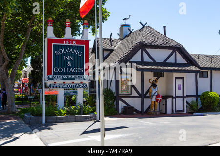 Solvang Inn and Cottages hébergement des visiteurs et touristes signe extérieur de l'immeuble à Solvang, Californie ; USA Banque D'Images