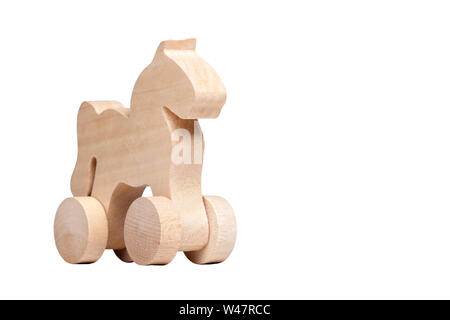 Petit cheval de bois figure minimaliste design sur roues, concept de cheval de Troie et de malice ou de simples jouets de l'enfant isolé sur blanc Banque D'Images