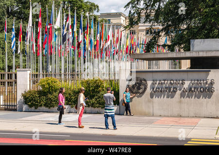 Les touristes en face de l'entrée principale sur la Place des nations en face de l'entrée principale de l'Organisation des Nations unies à Genève, Switzerlant Banque D'Images