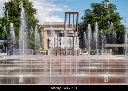 Fontaines sur la Place des Nations à Genève, en face du Palais des Nations Unies. Genève. La Suisse Banque D'Images