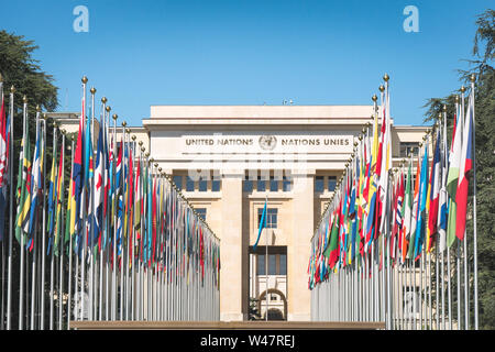 Les États membres de l'ONU drapeaux devant l'Office des Nations Unies à Genève dans l'arrière-plan. Palais des Nations, Genève, Suisse Banque D'Images