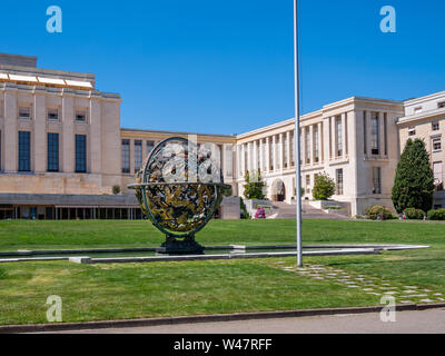 La sculpture 'sphère armillaire' (sphère céleste) en face de palais de l'immeuble des Nations Unies. Bureau des Nations Unies à Genève, Suisse Banque D'Images