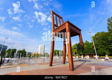 La chaise brisée monument sur la Place des Nations à Genève. La Suisse Banque D'Images