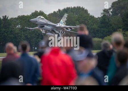 RAF Fairford, Glos, UK. 20 juillet 2019. Jour 2 de la Royal International Air Tattoo (RIAT) avec des avions militaires de partout dans le monde de l'assemblage à l'élite de l'aéronautique avec une démonstration de vol par beau temps. De droit : Belgian Air Component F-16 Fighting Falcon de démonstration. Credit : Malcolm Park/Alamy Live News. Banque D'Images