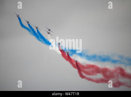 RAF Fairford, Glos, UK. 20 juillet 2019. Jour 2 de la Royal International Air Tattoo (RIAT) avec des avions militaires de partout dans le monde de l'assemblage à l'élite de l'aéronautique avec une démonstration de vol par beau temps. De droit : la Patrouille de France, l'équipe de voltige de l'armée de l'air de Salon de Provence. Credit : Malcolm Park/Alamy Live News. Banque D'Images