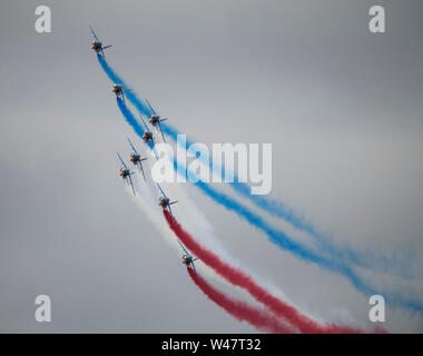 RAF Fairford, Glos, UK. 20 juillet 2019. Jour 2 de la Royal International Air Tattoo (RIAT) avec des avions militaires de partout dans le monde de l'assemblage à l'élite de l'aéronautique avec une démonstration de vol par beau temps. De droit : la Patrouille de France, l'équipe de voltige de l'armée de l'air de Salon de Provence. Credit : Malcolm Park/Alamy Live News. Banque D'Images