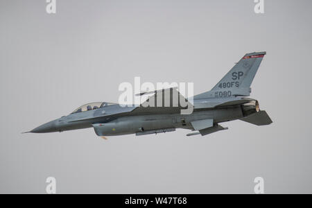 RAF Fairford, Glos, UK. 20 juillet 2019. Jour 2 de la Royal International Air Tattoo (RIAT) avec des avions militaires de partout dans le monde de l'assemblage à l'élite de l'aéronautique avec une démonstration de vol par beau temps. De droit : haut débit affiche à partir de la 20e Escadre de chasse, USAF, F-16 Fighting Falcon de l'équipe de démonstration de Viper. Credit : Malcolm Park/Alamy Live News. Banque D'Images