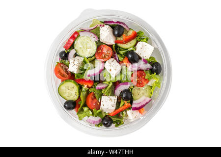 Salade grecque au frais dans un emballage plastique à emporter pour le déjeuner isolé sur fond blanc. Vue de dessus Banque D'Images