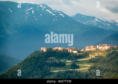 Le complexe d'hôtels dans les montagnes entre le vert de la forêt. Village olympique, Krasnaya Polyana, Sochi, Russie Banque D'Images