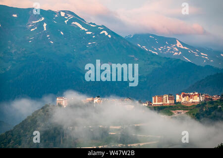 Le complexe d'hôtels dans les montagnes entre le vert de la forêt. Le brouillard dans les montagnes. Krasnaya Polyana, Sochi, Russie Banque D'Images