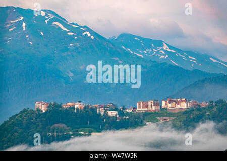 Le complexe d'hôtels dans les montagnes entre le vert de la forêt. Le brouillard dans les montagnes. Krasnaya Polyana, Sochi, Russie Banque D'Images