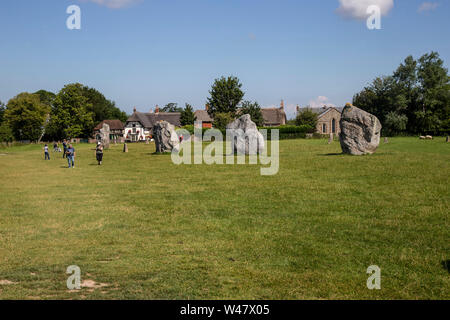 Regardant vers le bas sur la célèbre Avebury Stone Circle néolithique au sud ouest, l'un des plus grands monuments qui subsistent de son genre en Europe de l'Ouest Banque D'Images