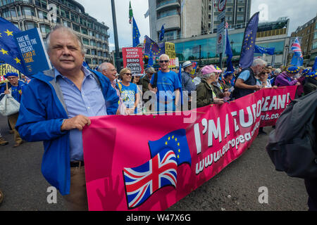 Londres, Royaume-Uni. 20 juillet 2019. Les gens tiennent une bannière 'Je suis un européen" pour la marche de Park Lane pour un rassemblement à la place du Parlement organisée par des groupes locaux d'inviter le Royaume-Uni à fossé Brexit et Boris Johnson et rester en Europe. Ils disent tous les sondages montrent que le public vote maintenant rester, et que le cas de congé était pleine de mensonges, sans qu'aucun ne vote pour le genre de no-désastreux face Brexit que Johnson et ses partisans vous propose aujourd'hui, et appellent à un nouveau vote du peuple. Le Royaume-Uni est maintenant un pro-pays de l'UE et devrait rester dans la pleine adhésion à l'UE de construire un environnement plus propre, plus vert, plus sûr, juste la vie fo Banque D'Images