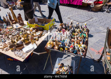 Bordeaux, France - 5 mai 2019 : Collections de vieux jouets et figurines de chats et des canards sur un célèbre marché aux puces Bordeaux Marche Aux Puces Banque D'Images