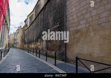Bordeaux, France - 5 mai 2019 : vue sur une rue étroite avec de vieux bâtiments résidentiels dans le centre historique de Bordeaux, France