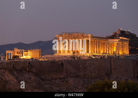 Athènes, Grèce - 20 juillet 2019 : l'acropole d'Athènes, patrimoine de l'Unesco avec le Parthénon illuminé la nuit Banque D'Images