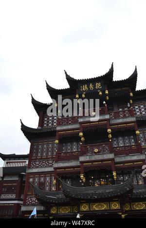 Réplique du chinois traditionnel en bois - construction en bois peint orné rouge, façade et toit incurvé d'un balcon doré - à Shanghai. À la recherche vers le haut Banque D'Images