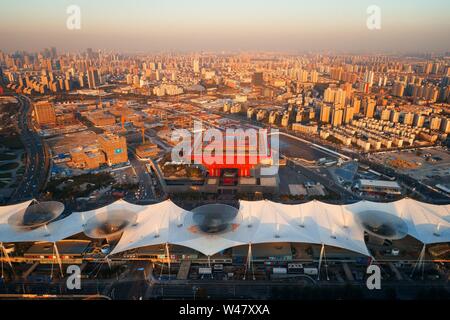 Shanghai Expo Park vue aérienne du dessus avec des toits et gratte-ciel en Chine. Banque D'Images
