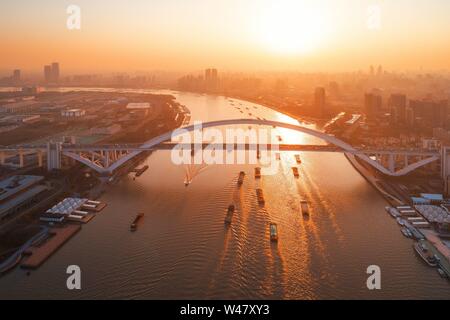 Shanghai pont Lupu vue aérienne sur la rivière Huangpu au coucher du soleil en Chine Banque D'Images