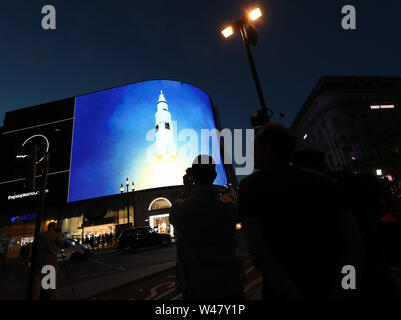 Londres l'artiste Helen Marshall's People's Moon project, une mosaïque photographique géant présenté à l'heure exacte il y a 50 ans qu'Apollo 11 s'est posé la première des gens sur la Lune, à Piccadilly Circus, Londres. Banque D'Images