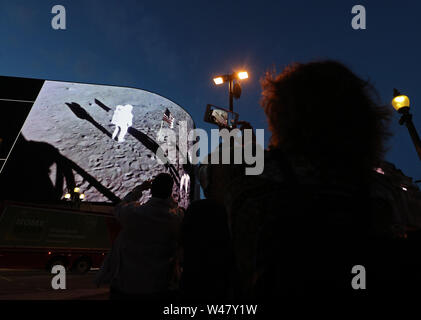 Regarder les gens Londres l'artiste Helen Marshall's People's Moon project, une mosaïque photographique géant présenté à l'heure exacte il y a 50 ans qu'Apollo 11 s'est posé la première des gens sur la Lune, à Piccadilly Circus, Londres. Banque D'Images