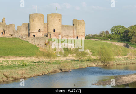 Une vue sur le château de Rhuddlan à partir de l'autre côté de la rivière Clwyd dans le Nord du Pays de Galles, Royaume-Uni Banque D'Images