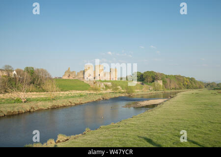 Une vue sur le château de Rhuddlan à partir de l'autre côté de la rivière Clwyd dans le Nord du Pays de Galles, Royaume-Uni Banque D'Images