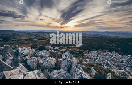 Coucher Soleil nuages brumeux sur les collines avec des rochers éparpillés dans le Shropshire, Angleterre Banque D'Images