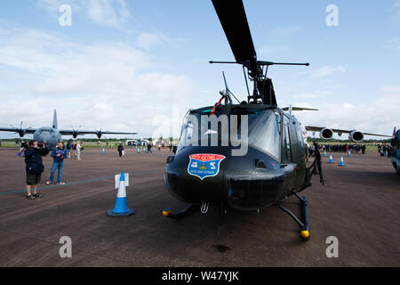 Le Royal International Air Tattoo, RAF Fairford, Gloucestershire, Royaume-Uni. 20 juillet 2019. Les gens de l'air et sol fabuleux spectate affiche, le 2ème jour de la foire annuelle. Plus de 20 nations, avec 8 heures de vol affiche aujourd'hui. 200 000 personnes sont attendues au cours des trois jours. L'événement de cette année célèbre les 70 ans de l'OTAN. Crédit : Andrew Bartlett/Alamy Live News Banque D'Images