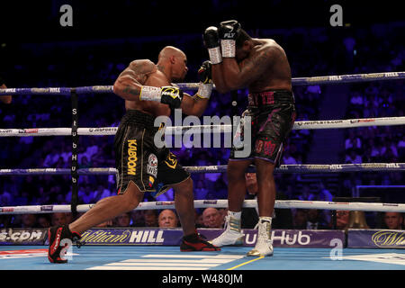 Dillian Whyte (à droite) en action contre Oscar Rivas (à gauche) dans le combat pour le titre WBC Heavyweight intérimaire à l'O2 Arena, Londres. Banque D'Images