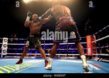 Dillian Whyte (à droite) en action contre Oscar Rivas (à gauche) dans le combat pour le titre WBC Heavyweight intérimaire à l'O2 Arena, Londres. Banque D'Images