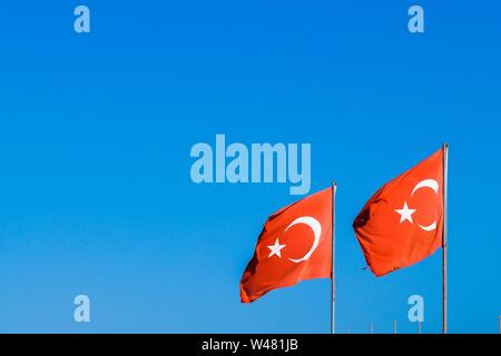 Turc deux drapeaux flottant au vent, avec un ciel bleu comme l'arrière-plan. Banque D'Images