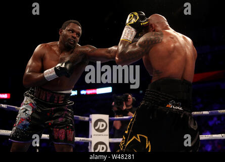 Dillian Whyte (à gauche) en action contre Oscar Rivas (à droite) dans le combat pour le titre WBC Heavyweight intérimaire à l'O2 Arena, Londres. Banque D'Images