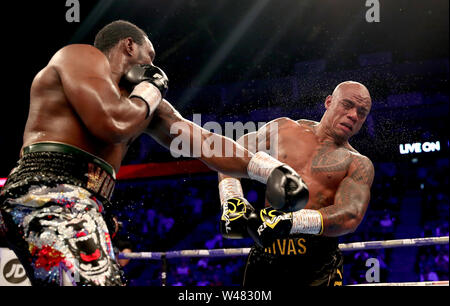 Dillian Whyte (à gauche) en action contre Oscar Rivas (à droite) dans le combat pour le titre WBC Heavyweight intérimaire à l'O2 Arena, Londres. Banque D'Images