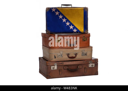 La Bosnie-et-Herzégovine, le bosniaque travel concept. Groupe des valises vintage isolé sur fond blanc Banque D'Images