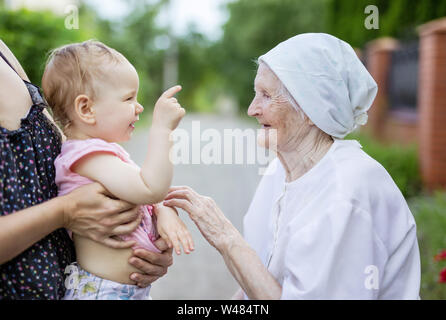 Mignon bébé fille jouant avec son arrière grand-mère et de rire. Portrait de mère tenant petite fille. Banque D'Images