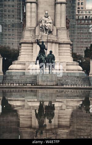 La sculpture sur pierre de Miguel de Cervantes, sculptures en bronze de Don Quichotte et Sancho Panza à Plaza de España à Madrid, Espagne. Banque D'Images