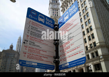 Arrêt de Bus pour de multiples routes sur Michigan Avenue Chicago IL États-unis Banque D'Images