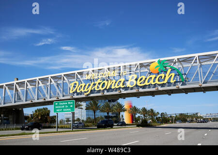 Bienvenue à Daytona Beach signe sur chaussée entrant floride fl usa États-Unis d'Amérique Banque D'Images