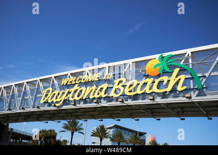 Bienvenue à Daytona Beach signe sur chaussée entrant floride fl usa États-Unis d'Amérique Banque D'Images