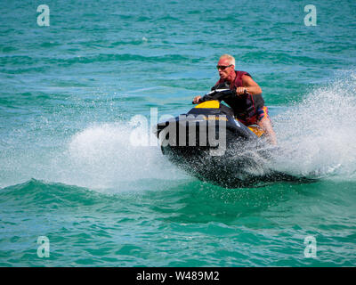 Man riding motomarines vue depuis le Navy Pier, Chicago, Illinois. Banque D'Images