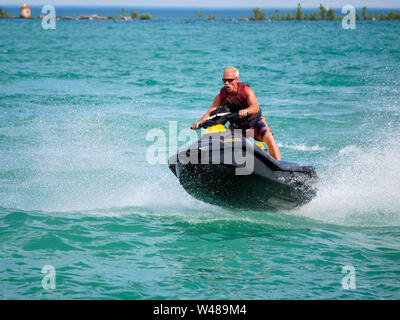 Man riding motomarines vue depuis le Navy Pier, Chicago, Illinois. Banque D'Images