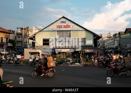 L'architecture ancienne de Kim Bien marché à district 5, un marché de produits chimiques de Saigon, mythes et de monde à façade, Ho Chi Minh City, Vietnam Banque D'Images