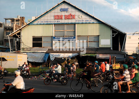 L'architecture ancienne de Kim Bien marché à district 5, un marché de produits chimiques de Saigon, mythes et de monde à façade, Ho Chi Minh City, Vietnam Banque D'Images