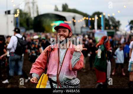 Macclesfield, Royaume-Uni, 20 juillet, 2019. Trois jours de célébrer cinquante ans depuis la Lune au Bluedot festival. Les quatre jours du festival réunit la science et la musique ensemble avec le télescope Lovell en toile de fond, Observatoire Jodrell Bank, Macclesfield, Cheshire, Royaume-Uni. Crédit : Barbara Cook/Alamy Live News Banque D'Images