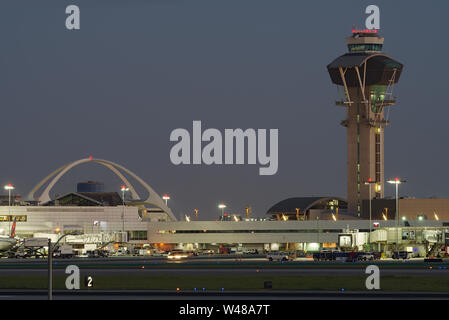 Image montrant le bâtiment à thème emblématique et la tour de contrôle de l'aéroport international de Los Angeles, LAX. Banque D'Images