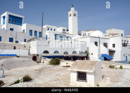 Minaret mosquée traditionnelles blanchies à la chaux, et les maisons de la Médina de la ville touristique et banlieue de Sidi Bou Said, Tunis, Tunisie. Banque D'Images