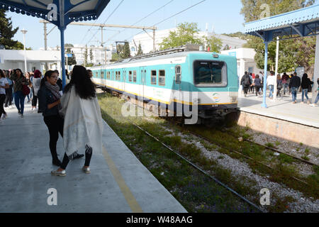 Les banlieusards tunisien à l'arrêt de métro Sidi Bou Said Tunis en attendant l'arrivée d'une rame de métro, en Tunisie. Banque D'Images