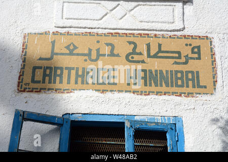 Le signe de la Carthage Hannibal Métro dans la banlieue résidentielle de Tunis moderne de Carthage sur la côte méditerranéenne, la Tunisie. Banque D'Images
