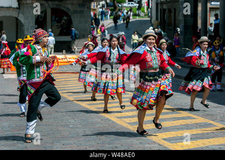 Danseurs et musiciens habillés en costume péruvien coloré effectuer à Plaza de Armas de Cusco au Pérou en mai, au cours de la Day Parade. Banque D'Images